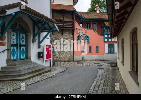 Historisches Fabrikgebäude, zum Zeitpunkt der Fotografie Standort der Stadtbibliothek Isny, Isny im Allgäu, Baden-Württemberg, Deutschland. Stockfoto