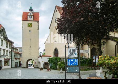 Isny im Allgäu, Baden-Württemberg, Deutschland Wassertor und -turm aus dem 14. Jahrhundert, eines der zwei noch erhaltenen mittelalterlichen Stadttore in der Altstadt von Isny im Allgäu, Baden-Württemberg, Deutschland. Wassertor und Turm aus dem 14. Jahrhundert, eines der beiden erhaltenen mittelalterlichen Stadttore in der Altstadt von Isny im Allgäu, Baden-Württemberg. Quelle: Imago/Alamy Live News Stockfoto