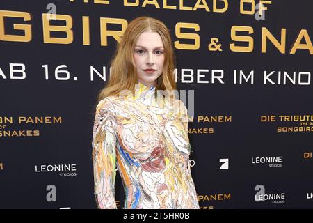 Hunter Schafer bei der Premiere von 'die Tribute von Panem - The Ballad of Songbirds & Snakes' am 5.11.2023 in Berlin Stockfoto