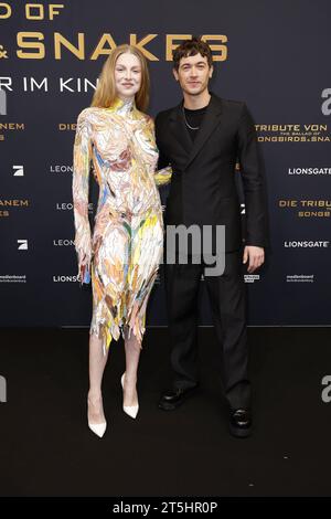 Hunter Schafer und Tom Blyth bei der Premiere von „die Tribute von Panem – The Ballad of Songbirds & Snakes“ am 5.11.2023 in Berlin Stockfoto