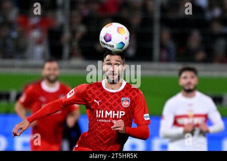 Heidenheim, Deutschland. November 2023. Fußball: Bundesliga, 1. FC Heidenheim - VfB Stuttgart, Spieltag 10, Voith-Arena. Heidenheims Tim Kleindienst am Ball. Hinweis: Harry langer/dpa – WICHTIGER HINWEIS: gemäß den Vorschriften der DFL Deutscher Fußball-Liga und des DFB Deutscher Fußball-Bundes ist es verboten, im Stadion und/oder des Spiels aufgenommene Fotografien in Form von sequenziellen Bildern und/oder videoähnlichen Fotoserien zu verwenden oder zu nutzen./dpa/Alamy Live News Stockfoto