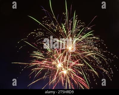 Feuerwerk am Himmel. Feuerwerk in Rumänien Stockfoto