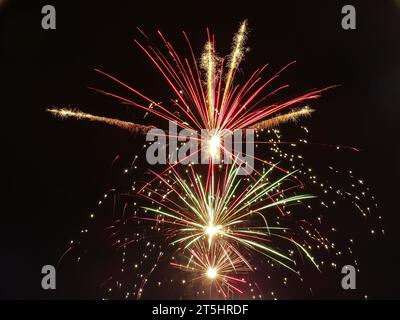 Feuerwerk am Himmel. Feuerwerk in Rumänien Stockfoto