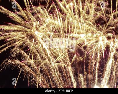 Feuerwerk am Himmel. Feuerwerk in Rumänien Stockfoto