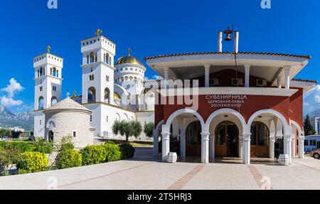 Die Kirche St. Jovan Vladimir ist eine serbisch-orthodoxe Kirche in Bar, Montenegro. Sie wurde zwischen 2006 und 2016 erbaut Stockfoto