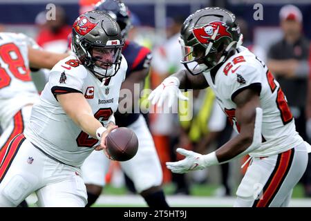 Houston, Texas, USA. November 2023. Tampa Bay Buccaneers Quarterback Baker Mayfield (6) übergibt den Ball an die Tampa Bay Buccaneers Running Back Chase Edmonds (22) während des ersten Quartals zwischen den Houston Texans und den Tampa Bay Buccaneers im NRG Stadium in Houston, Texas am 5. November 2023. (Kreditbild: © Erik Williams/ZUMA Press Wire) NUR REDAKTIONELLE VERWENDUNG! Nicht für kommerzielle ZWECKE! Stockfoto