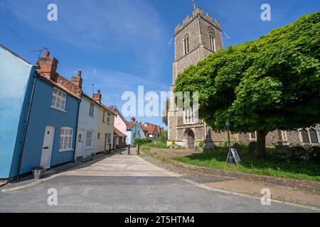 Kirche St. Mary und farbenfrohe Hütten in Halesworth, Suffolk, England, Großbritannien Stockfoto