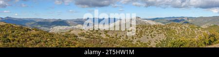 Panorama des Taraktasch-Berges mit Wolkenschatten von der Spitze des Ai-Georg-Berges bei hellem Herbstsonnenlicht in der Nähe von Sudak, Krim, Russland. Stockfoto