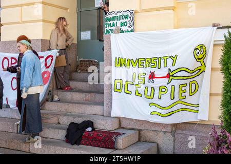 Die Universität ist besetzt. Banner am Haupteingang des Campus der Universität Helsinki während des Studentensitzes gegen Budgetkürzungen in Helsinki, Finnland. Stockfoto