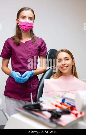 Porträt von Zahnarzt und Patient in der Zahnarztpraxis. Stockfoto