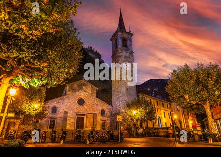 Kirche San Giorgio in einem kleinen italienischen Dorf am Comer See Stockfoto