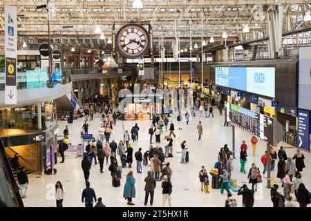 London UK, 5. November 2023. Die South Western Railway fährt heute mit voller Kapazität zum und vom Bahnhof Waterloo, nachdem letzte Woche schwere Störungen verursacht wurden, als der Sturm ciaran in Großbritannien Chaos angerichtet hat. Quelle: Glosszoom/Alamy Live News Stockfoto