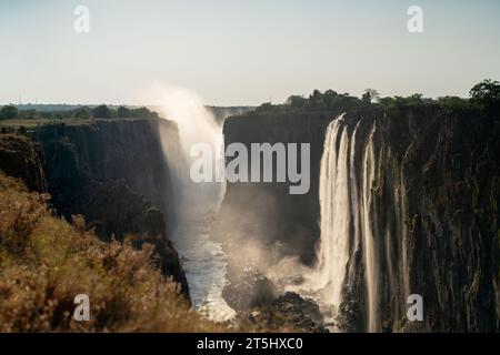 Die Victoria Falls während der heißen Trockenzeit Stockfoto