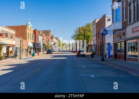 Decorah, IA - 16. Oktober 2023: Geschäfte und Geschäfte in der W Water Street n Decorah, Iowa Stockfoto