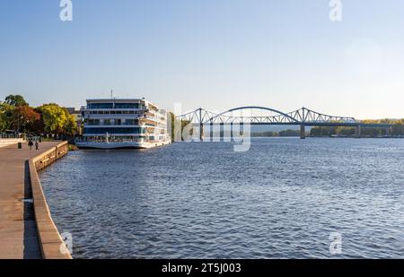 Das moderne Flussschiff Mississippi legt in La Crosse, Wisconsin, am Fluss an Stockfoto