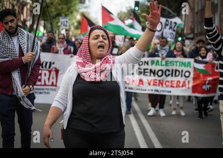 Madrid, Spanien. November 2023. Eine Frau hebt während einer pro-palästinensischen Demonstration im Madrider Arbeiterviertel Vallecas die Arme. Quelle: SOPA Images Limited/Alamy Live News Stockfoto