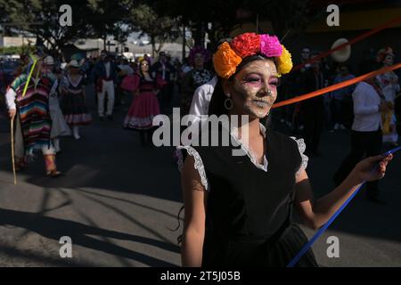 Tijuana, Baja California, Mexiko. November 2023. Festivalteilnehmer, die sich in traditionellen mexikanischen Outfits für Day of the Dead bekleideten, spazierten am ersten „Day of the Dead Carnival“ im Herzen der Innenstadt entlang der Revolution Avenue durch die Straßen des Blumenviertels an der Fifth Street, wo Händler Altäre und Dekorationen für den Mexikaner aufstellten Feiertagstradition am Freitag, 03. November 2023. (Kreditbild: © Carlos A. Moreno/ZUMA Press Wire) NUR REDAKTIONELLE VERWENDUNG! Nicht für kommerzielle ZWECKE! Stockfoto