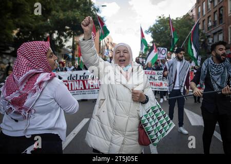 Madrid, Spanien. November 2023. Eine Frau hebt während einer pro-palästinensischen Demonstration im Madrider Arbeiterviertel Vallecas die Arme. Quelle: SOPA Images Limited/Alamy Live News Stockfoto