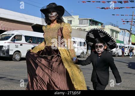 Tijuana, Baja California, Mexiko. November 2023. Festivalteilnehmer, die sich in traditionellen mexikanischen Outfits für Day of the Dead bekleideten, spazierten am ersten „Day of the Dead Carnival“ im Herzen der Innenstadt entlang der Revolution Avenue durch die Straßen des Blumenviertels an der Fifth Street, wo Händler Altäre und Dekorationen für den Mexikaner aufstellten Feiertagstradition am Freitag, 03. November 2023. (Kreditbild: © Carlos A. Moreno/ZUMA Press Wire) NUR REDAKTIONELLE VERWENDUNG! Nicht für kommerzielle ZWECKE! Stockfoto