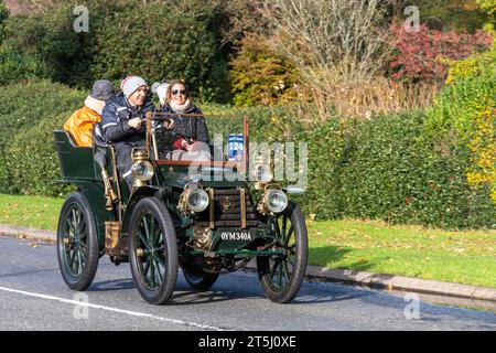 November 2023. Teilnehmer am London to Brighton Veteran Car Run 2023 durch West Sussex, England, Großbritannien. Die Route des beliebten jährlichen Events dauert 60 km. Abgebildet: Ein 1902 Panhard et Levassor Gepäckraum mit rückwärtigem Eingang Stockfoto