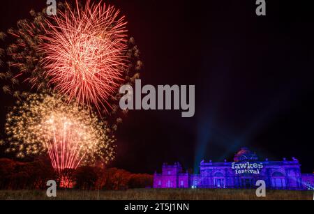 Gosford House, East Lothian, Schottland, Vereinigtes Königreich, 5. November 2023. Fawkes Festival: Das Feuerwerk findet im Gosford Estate statt, um Guy Fawkes Night zu feiern. Ein großes Feuerwerk platzt am Himmel vor dem herrschaftlichen Landhaus. Quelle: Sally Anderson/Alamy Live News Stockfoto