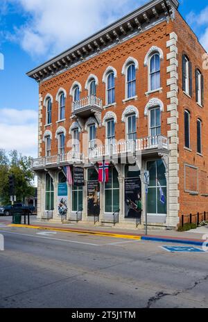 Decorah, IA - 16. Oktober 2023: Hauptgebäude des norwegischen Amerikanischen Museums Vesterheim an der Hauptstraße der Stadt in Iowa Stockfoto