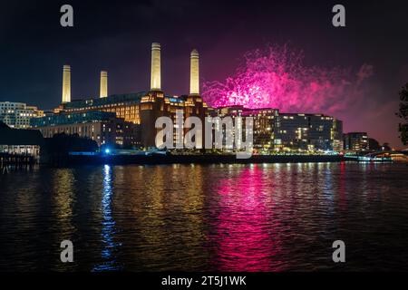 Battersea Park Feuerwerk über Battersea Power Station, reflektiert in der Themse, November 2023 Stockfoto