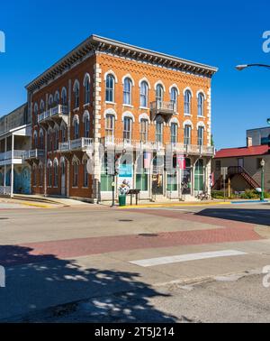 Decorah, IA - 16. Oktober 2023: Hauptgebäude des norwegischen Amerikanischen Museums Vesterheim an der Hauptstraße der Stadt in Iowa Stockfoto