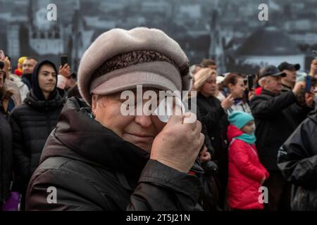 Moskau, Russland. November 2023. Eine Frau wischt ihre Tränen während einer patriotischen Vorstellung in einem Freilichtmuseum auf dem Roten Platz in Moskau; das Museum wurde anlässlich des 82. Jahrestages der historischen Parade des Roten Platzes am 7. November 1941 eröffnet, als Truppen der Roten Armee an die Front des Zweiten Weltkriegs aufbrachen, um Moskau vor den Nazi-Truppen zu verteidigen. Stockfoto