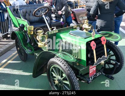 Brighton, Großbritannien. 05.10.2023: London to Brighton Veteran Car Run. Die Autos am Ziel parade auf Brightons Madaria Drive Credit: Leo Mason ALAMY Live News Car 1904 Star Credit: Leo Mason Sports/Alamy Live News Stockfoto