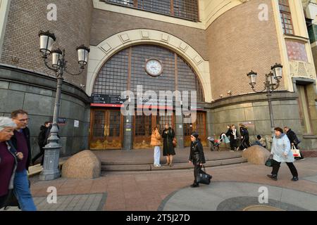 Moskau, Russland - 1. November. 2023. Haupteingang zum Bahnhof Jaroslawski Stockfoto
