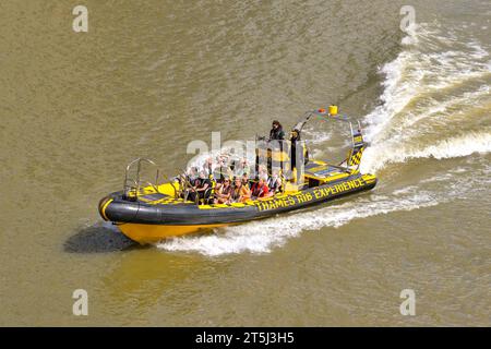 London, England, Großbritannien - 22. August 2023: Schnelles Schnellboot mit Touristen auf einer Fahrt entlang der Themse im Zentrum von London Stockfoto