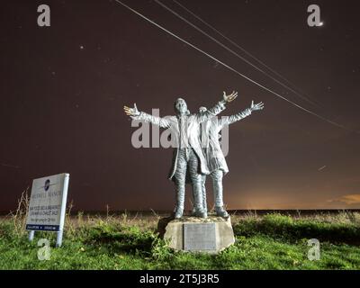 Leysdown, Kent, Großbritannien. November 2023. UK Wetter: Nordlichter / aurora borealis - gesehen von Leysdown auf der Isle of Sheppey in Kent heute Abend. Bild: Die Luftfahrt-Statue der kurzen Brüder. Quelle: James Bell/Alamy Live News Stockfoto