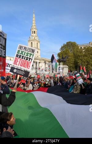 Demonstranten bei einer propalästinensischen Kundgebung, die zu einem Waffenstillstand der andauernden Militäroffensive des Gazastreifens durch israelische Verteidigungskräfte aufruft. Trafalgar Square, Lon Stockfoto