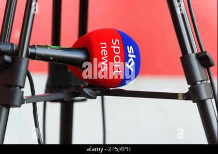 München, Deutschland. November 2023. München, 5. November 2023: Sky Sport Nachrichtenmikrofon beim Google Pixel Frauen Bundesliga-Spiel zwischen dem FC Bayern München und dem VfL Wolfsburg auf dem FC Bayern Campus. (Sven Beyrich/SPP) Credit: SPP Sport Press Photo. /Alamy Live News Stockfoto