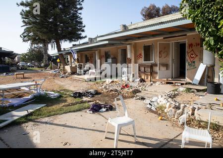 Verkohlte und zerstörte Gebäude des Kibbuz Kfar AZA nach einem brutalen Angriff der Terrorgruppe Hamas am 7. Oktober 2023 Stockfoto