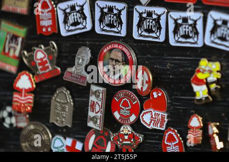 Nottingham, Großbritannien. November 2023. Nottingham Forest Pin Badges vor dem Premier League-Spiel Nottingham Forest vs Aston Villa at City Ground, Nottingham, Vereinigtes Königreich, 5. November 2023 (Foto: Gareth Evans/News Images) in Nottingham, Vereinigtes Königreich am 11.05.2023. (Foto: Gareth Evans/News Images/SIPA USA) Credit: SIPA USA/Alamy Live News Stockfoto