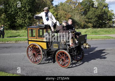 1896 nahm Panhard et Levassor an der Rennstrecke von London nach Brighton 2023 Teil Stockfoto