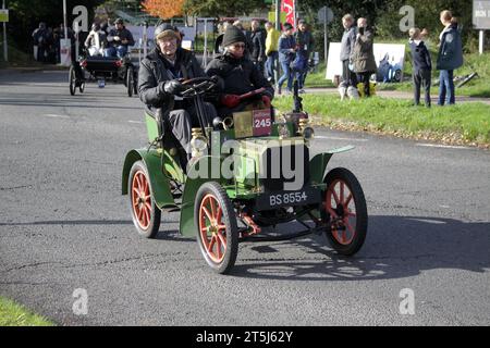 Ein 1904er Peugeot nahm 2023 an der Rennstrecke London nach Brighton Teil Stockfoto