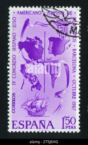 SPANIEN - CIRCA 1967: Briefmarke gedruckt von Spanien, zeigt Galeone, Karte von Amerika, Spanien und Philippinen, um 1967 Stockfoto