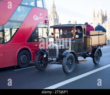 Veteran Morris Truck auf der Westminster Bridge London nach Brighton Veteran Car Run Stockfoto