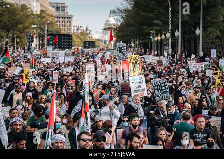 Washington, Usa. November 2023. Demonstranten versammeln sich vor dem Weißen Haus, während sie während der pro-palästinensischen Demonstration Schilder und Fahnen halten. Die Demonstranten fordern einen sofortigen Waffenstillstand in Gaza, wo seit den Terroranschlägen der Hamas vom 7. Oktober Tausende von israelischen Luftangriffen getötet wurden. Quelle: SOPA Images Limited/Alamy Live News Stockfoto