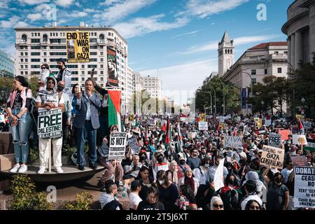 Washington, Usa. November 2023. Die Demonstranten halten Zeichen und Fahnen, die ihre Meinung während der pro-palästinensischen Demonstration zum Ausdruck bringen. Die Demonstranten fordern einen sofortigen Waffenstillstand in Gaza, wo seit den Terroranschlägen der Hamas vom 7. Oktober Tausende von israelischen Luftangriffen getötet wurden. Quelle: SOPA Images Limited/Alamy Live News Stockfoto