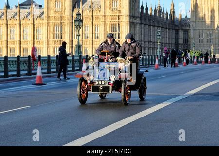 London, Großbritannien. November 2023. Der jährlich stattfindende RM Sotherbys London to Brighton Veteran Car Run überquert die Westminster Bridge. Heute im 127. Jahr machten sich fast 400 Autos, zusammen mit einigen erfahrenen Motorrädern und Radfahrern, vom Hyde Park zum Madeira Drive in Brighton auf den Weg, um an den Emanicipation Run zu erinnern, der stattfand, nachdem die Geschwindigkeitsbegrenzung der Fahrzeuge auf 14 km/h gemäß den Lokomotiven des Highways Act erhöht wurde. Quelle: Eleventh Photography/Alamy Live News Stockfoto