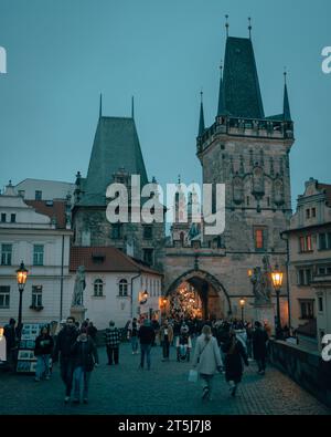 Turm der Karlsbrücke bei Nacht in Prag, Tschechien Stockfoto