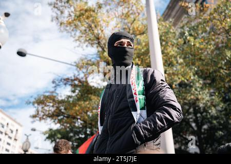 Washington, Usa. November 2023. Während der pro-palästinensischen Demonstration auf dem Freedom Plaza in Washington, DC, rufen die Demonstranten zu einem sofortigen Waffenstillstand in Gaza auf, wo seit den Terroranschlägen der Hamas vom 7. Oktober Tausende von israelischen Luftangriffen getötet wurden. (Foto: Candice Tang/SOPA Images/SIPA USA) Credit: SIPA USA/Alamy Live News Stockfoto