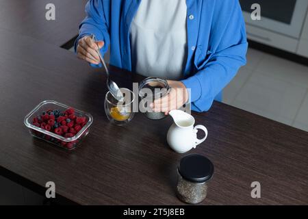 Gesundes veganes Dessert - Chia Pudding mit Mango und Beeren. Hausmannskost. Stockfoto