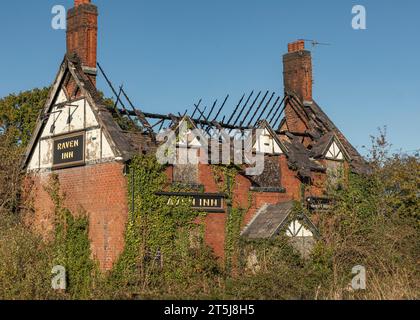 Darnhall, Winsford, Cheshire, Großbritannien - 22. Oktober 2023 - Ein heruntergekommenes öffentliches Gebäude, das unter Feuer stand und mit Laub bedeckt ist Stockfoto