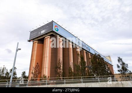 Sydney Australia Glebe Island Heritage Silos und die Silowerbetafel mit Google Pixel-Werbung für Autofahrer, die die Anzac Bridge, NSW, überqueren Stockfoto