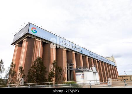 Sydney Australia Glebe Island Heritage Silos und die Silowerbetafel mit Google Pixel-Werbung für Autofahrer, die die Anzac Bridge, NSW, überqueren Stockfoto